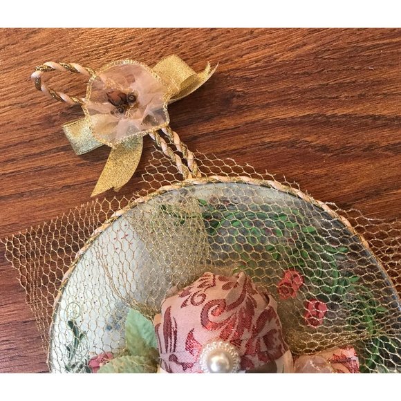 A PAIR OF MARDI GRAS STYLE PORCELAIN (believed) MASK WALL HANGINGS - Picture 5 of 5